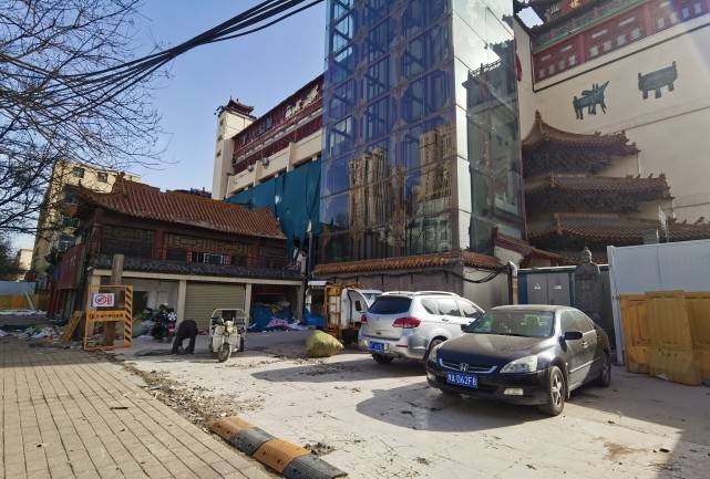 文化地标郑州古玩城一侧马上要拆了，商铺已清空部分建筑已被拆除