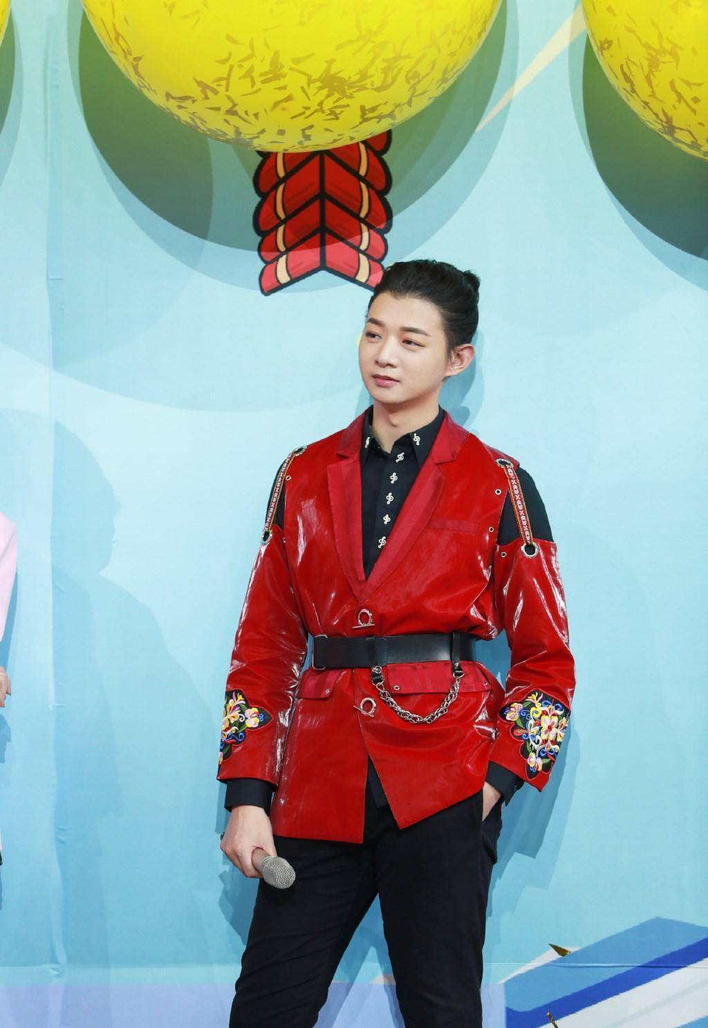 42岁李玉刚被网友偶遇,穿千元毛衣接地气,被粉丝围堵也没脾气_霍尊