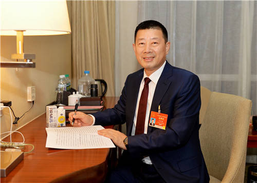 中国最大的奶粉企业,去年奶粉卖出了176亿,却花了52亿投广告_冷友斌