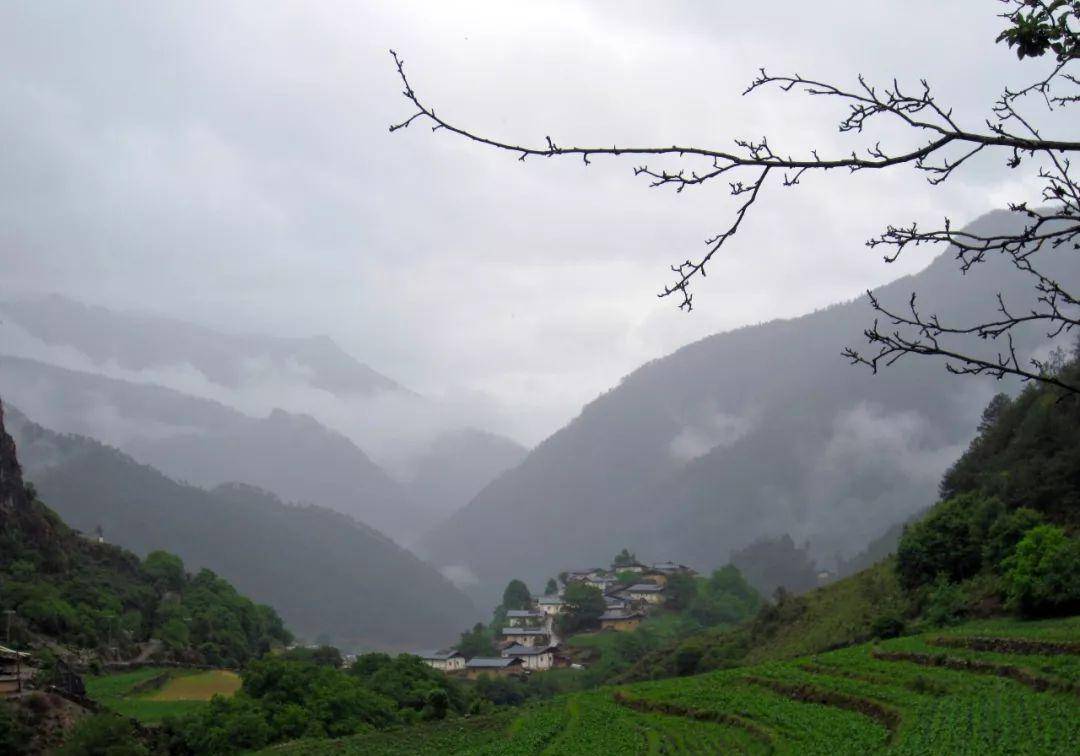 云南有一个原始村庄，村子里只有100多户，游客罕至风景绝美
