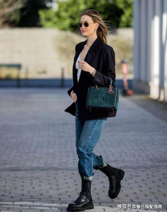 最近又火了一双靴子叫bv靴时髦显瘦怎么搭都好看