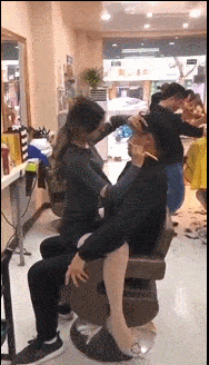 图片[1]-GIF搞笑段子：妹子，这是哪里的理发店，主要是我喜欢你这个理发特色。-妖次元