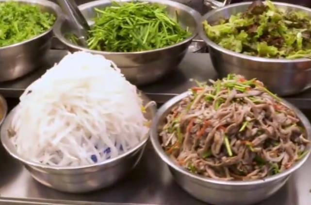 韩国小贩街头卖蔬菜拌饭，满满一大锅只要15元，食客络绎不绝