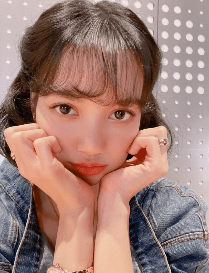 lisa晒最新美照蓝色牛仔配空气刘海效果俏皮可爱名门泽佳