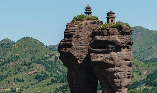 中国“登不上”的山，直立地面，游客：找不到路