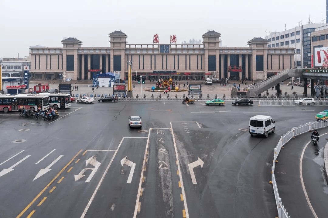 上:襄阳站;下:襄阳东站.