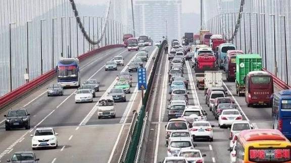 中国反差最大的公路，一条经常堵年赚30亿，一条370亿建却没人走