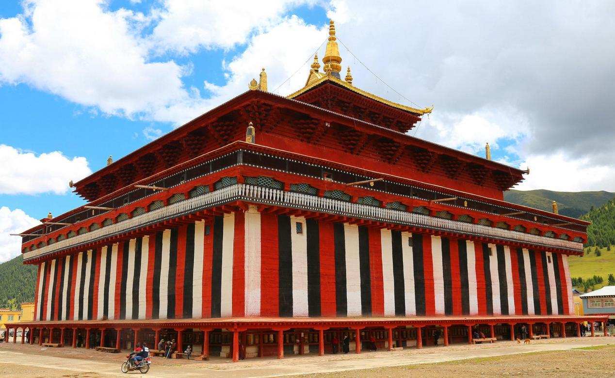 达隆寺第九任座主扎西贝则(1357~1424)受明成祖朱棣封为国师.