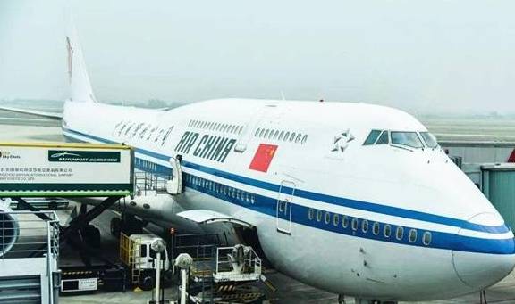 中国唯一配载国旗飞行的航空公司，游客：飞再久也不怕