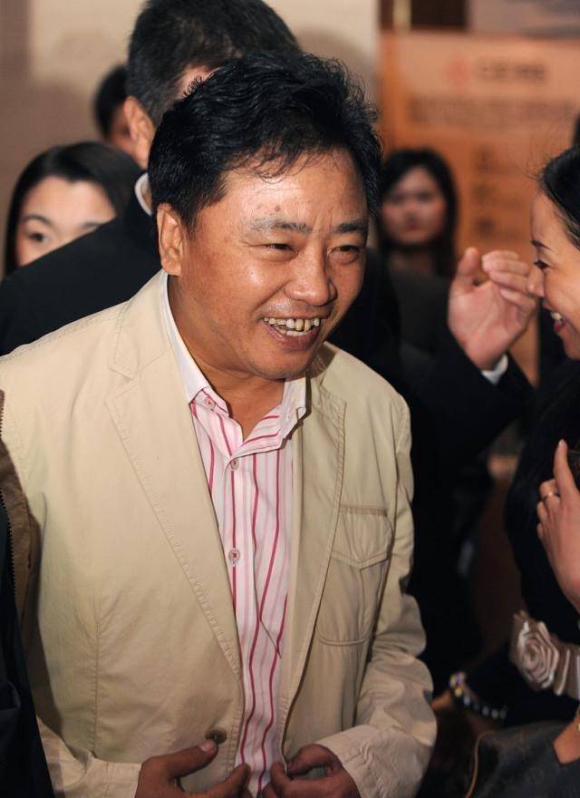 从洗瓶工到执掌青岛啤酒退休后给首富打工如今又投身互联网