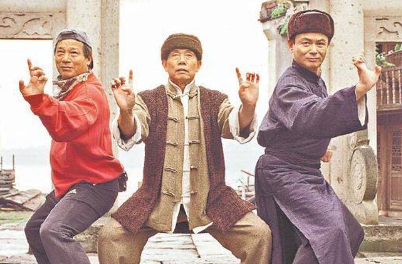 老戏骨刘家荣收女徒弟,转赠哥哥刘家良的宝剑,77岁身手仍灵活