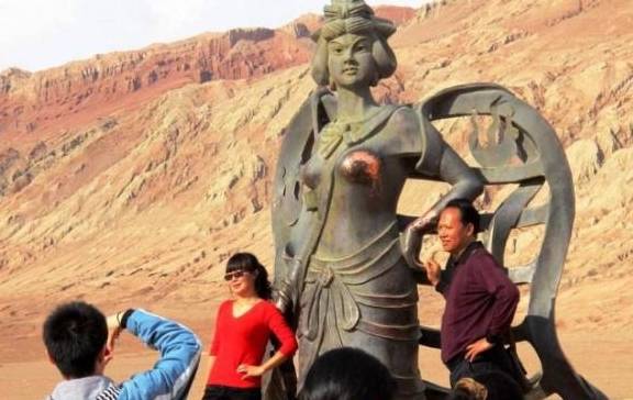 中国“颜面全无”的雕塑，漆都快被游客摸光了，女游客：流氓