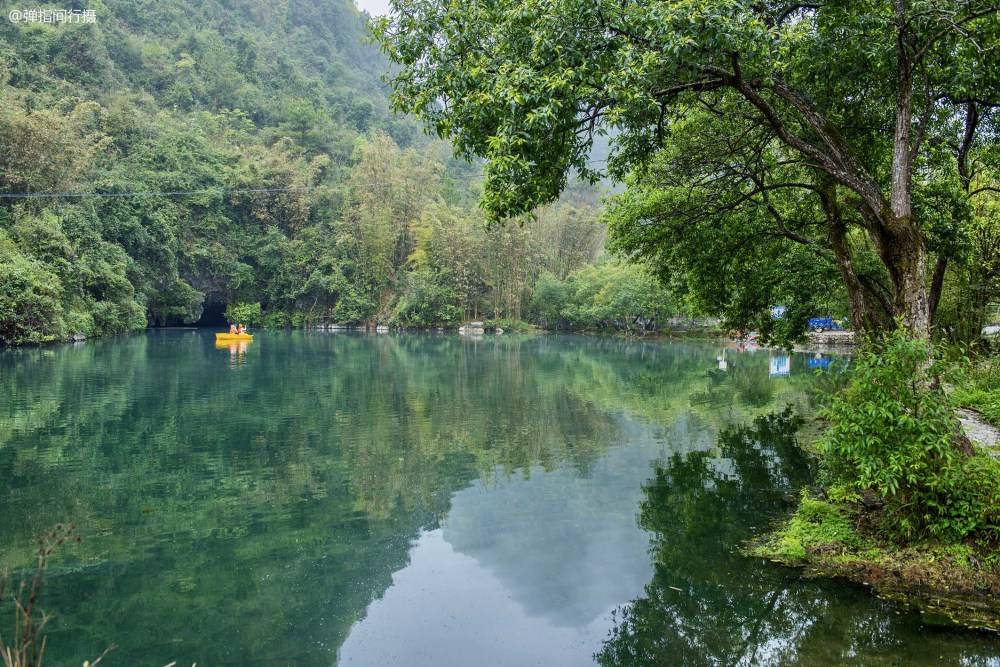 广西柳州深山中发现一口泉水，奔涌不绝深不见底，水源至今没找到