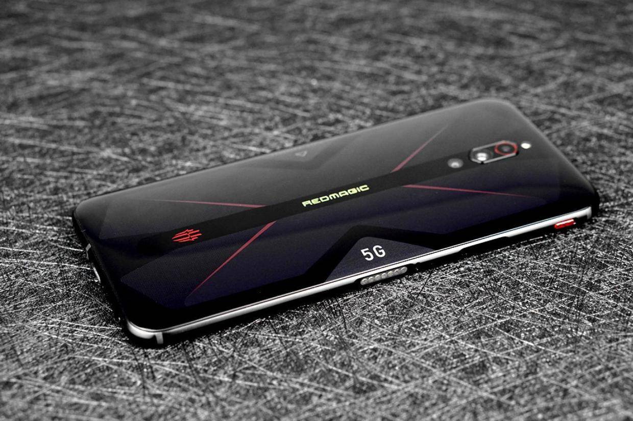 黑鲨4和红魔6,腾讯的新欢旧爱,哪个才是最强游戏舰机?