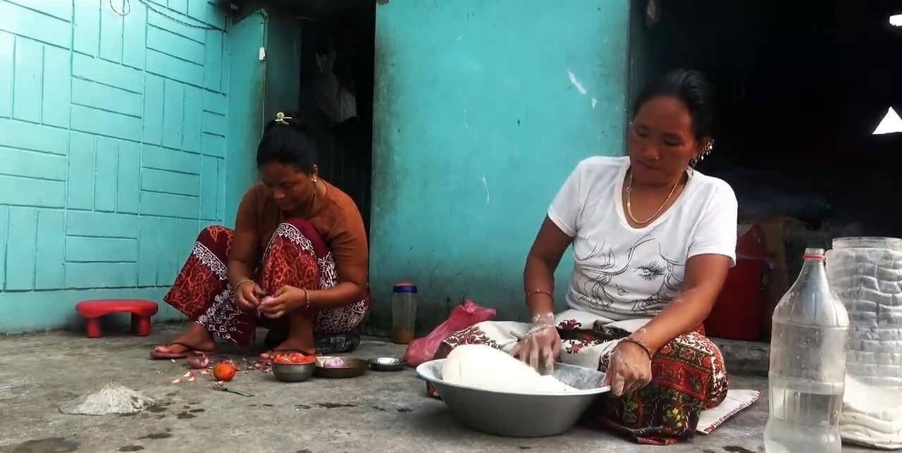 尼泊尔富人家做饭，家中三个老婆分工协作，和面烙饼炒咖喱鸡肉
