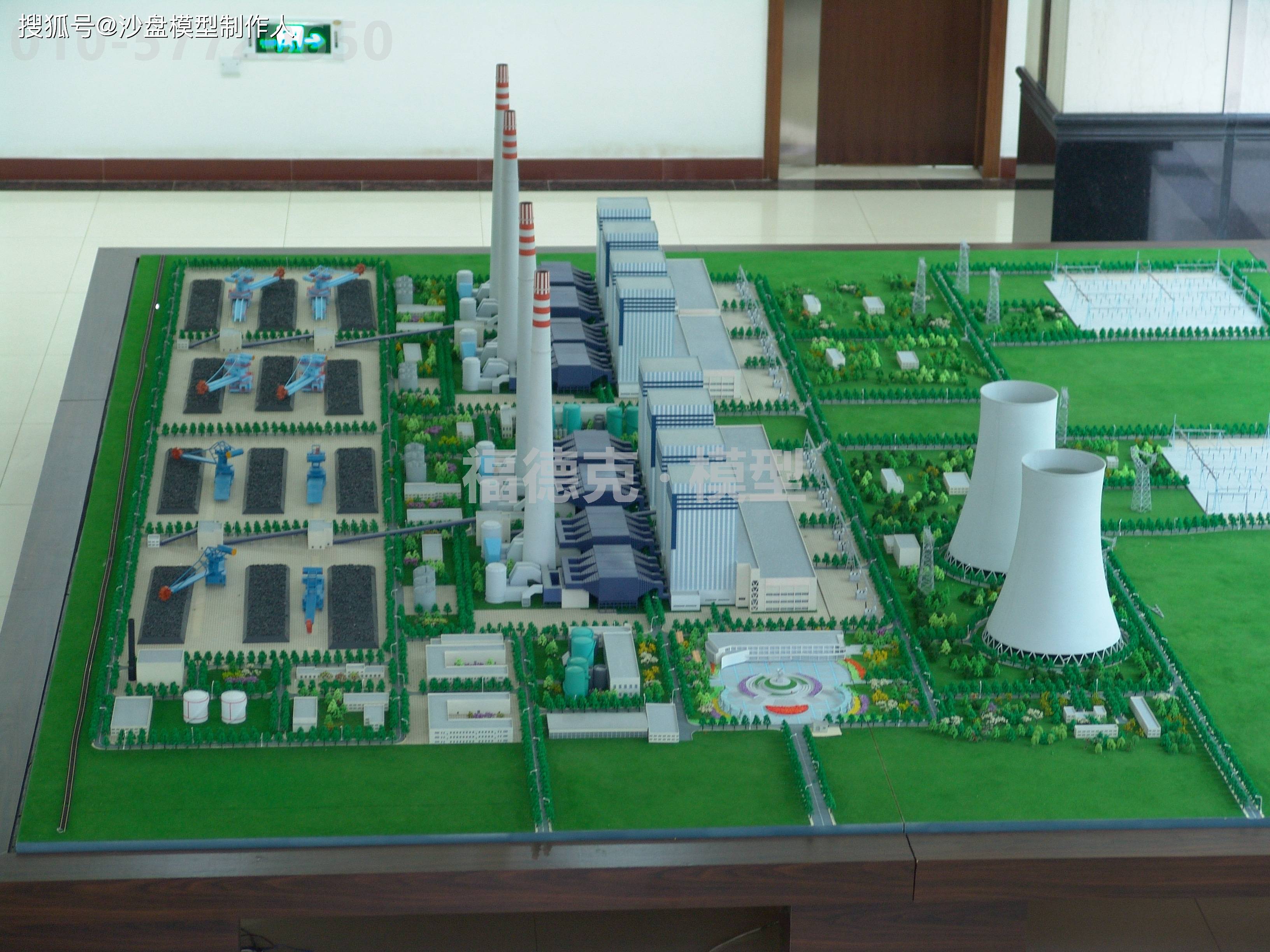 道路,厂房和绿化环境融为一体 局部的设备人工制作的极为精细 沙盘的