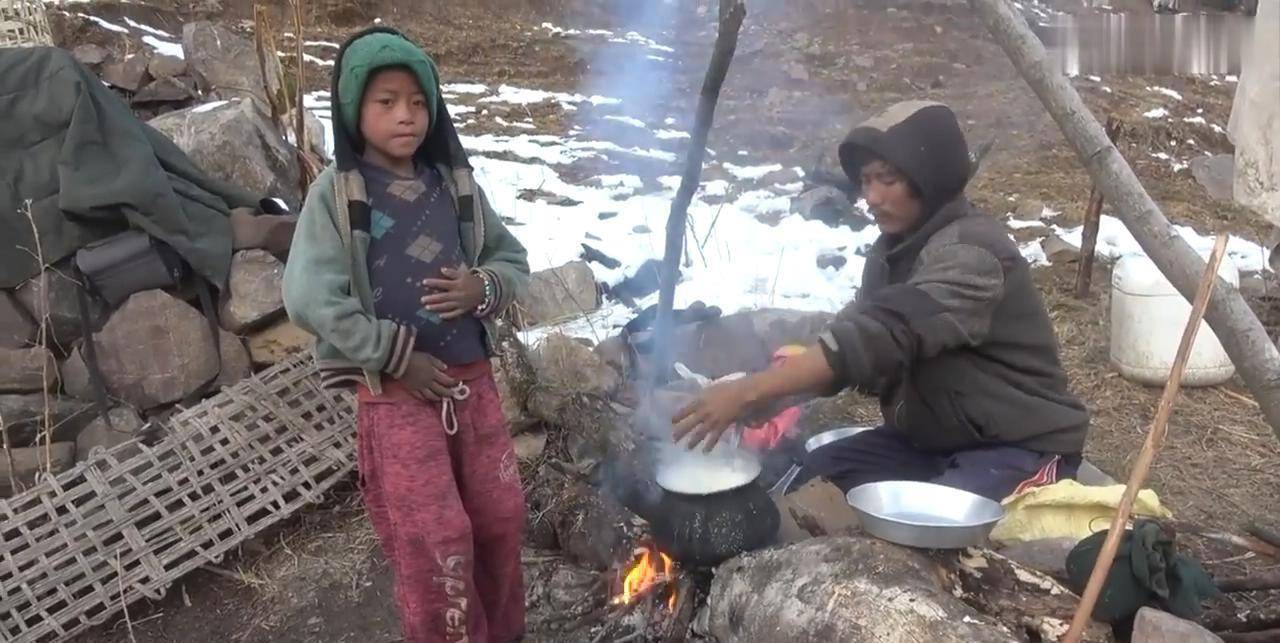 尼泊尔穷人的牧羊生活，父子相依为命，在雪地上生火做饭令人心酸
