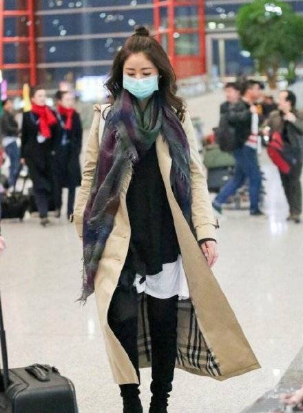 45岁的林心如已到了 大婶 年纪 穿双排扣风衣亮相 干练又洋气 女性