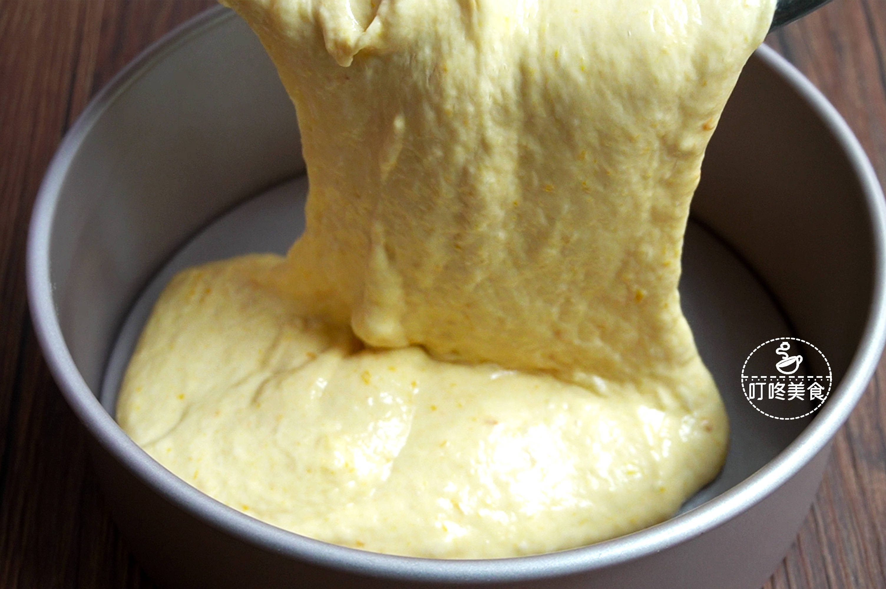 面糊发酵好后,搅拌均匀,倒入8寸不沾蛋糕模具中,盖好进行第二次发酵10