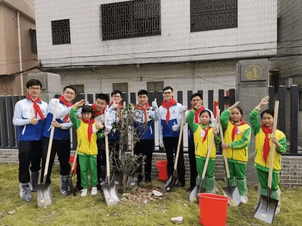 活動最後,佛山建行向平洲小學困難學生送去了一批學習用品.