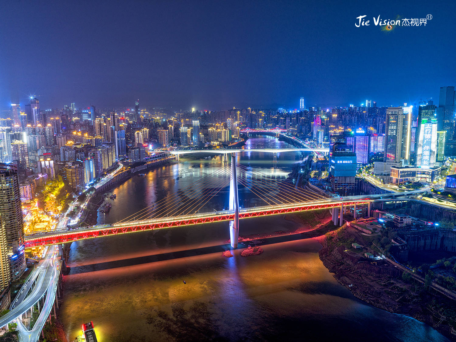 250米俯瞰重庆美景 网红“来福士探索舱” 180元门票您觉得贵吗？