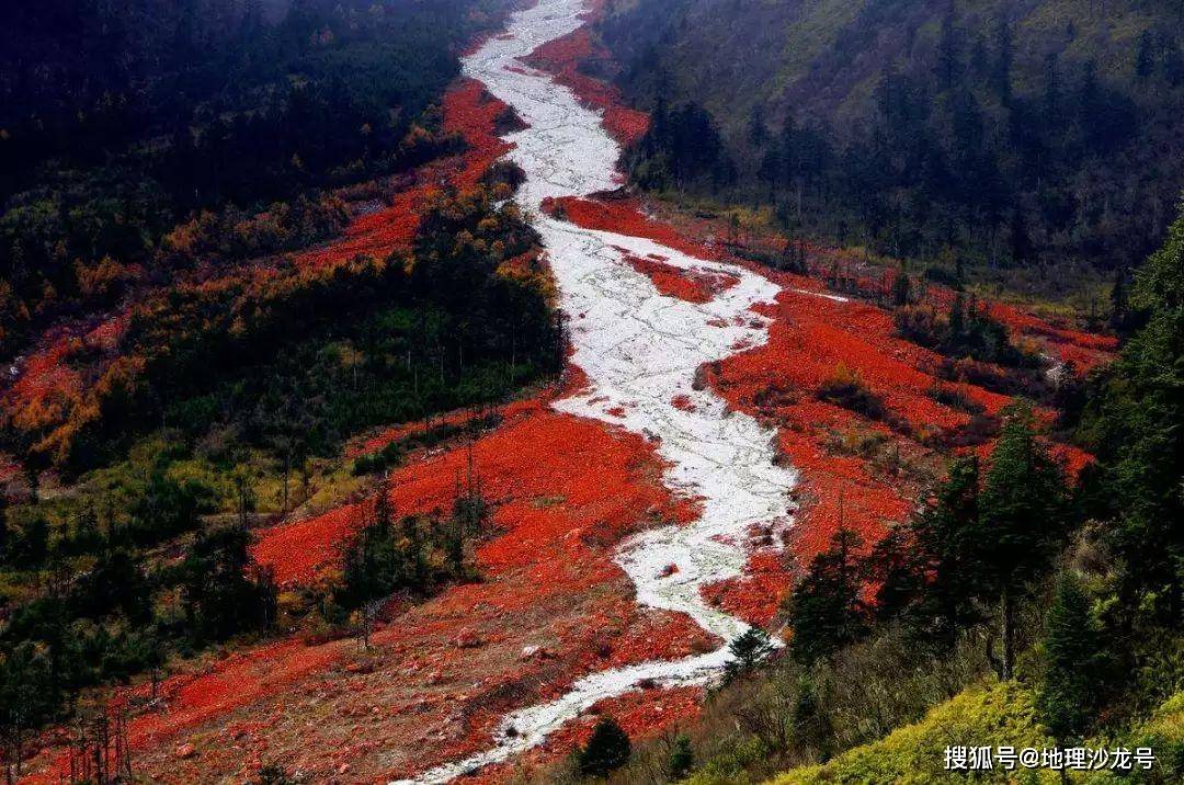 为什么在我国西南地区的冰川河谷里，经常会看到“红石滩”景观？