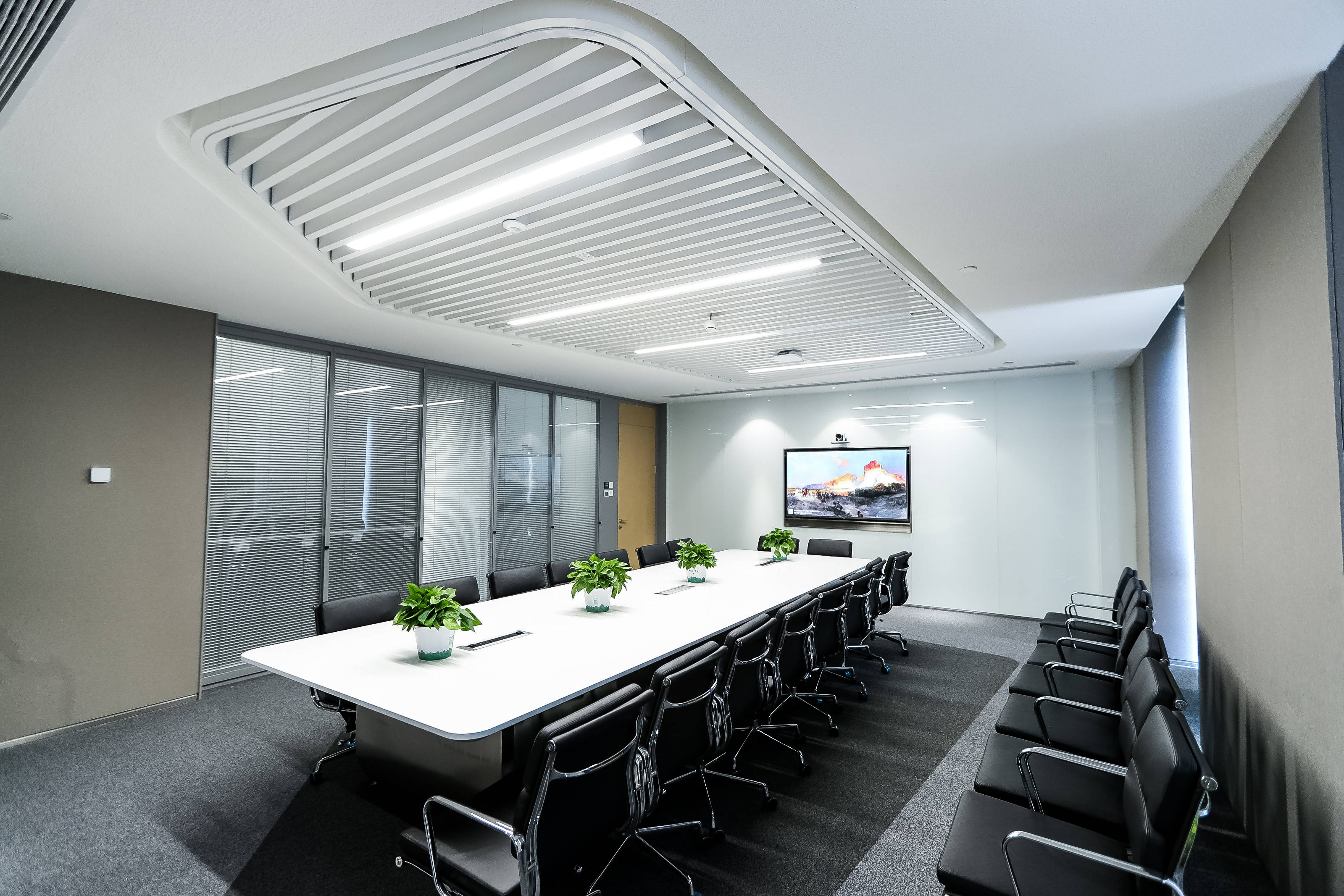 伊利就已着手北京商务运营中心的布局,旨在打造数字化协同办公平台,为