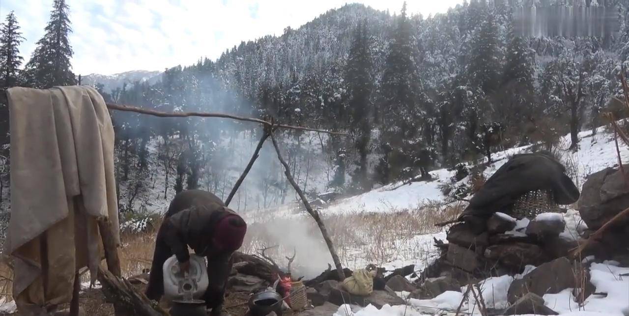 尼泊尔穷人的牧羊生活，父子相依为命，在雪地上生火做饭令人心酸
