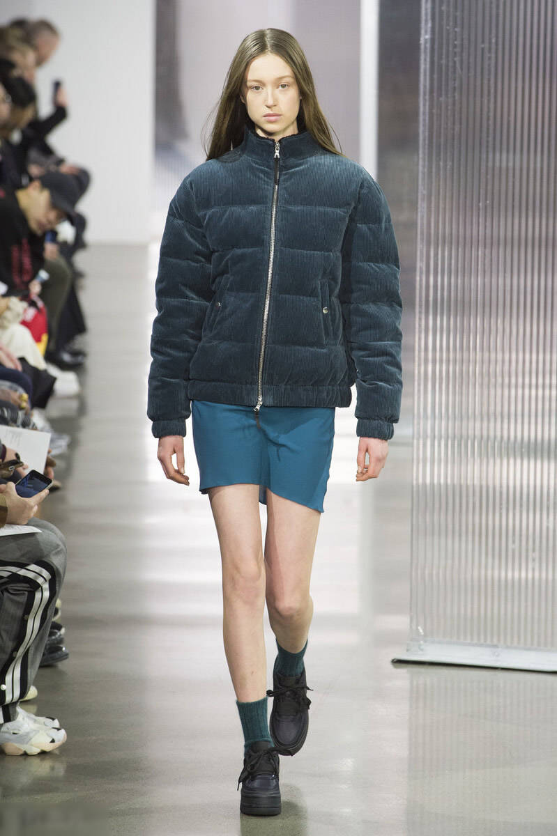 原创孔雀蓝色衣服老气那是款式没选对孔雀蓝衬衫穿起来时尚有朝气