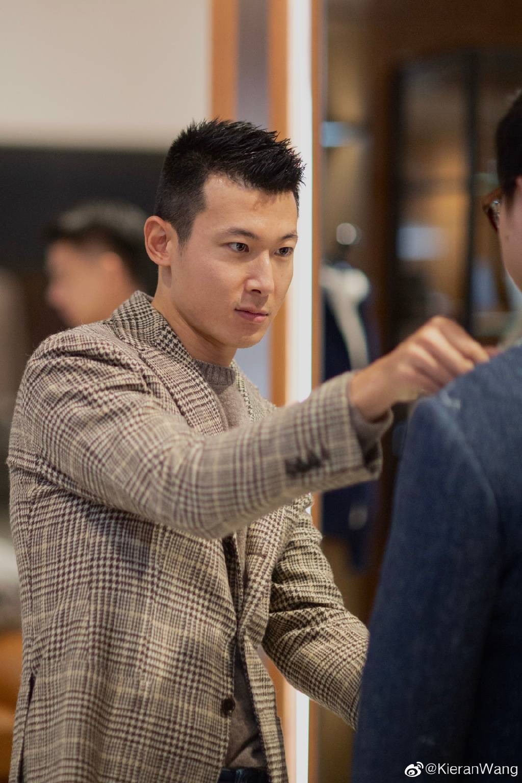 夫妻婚后首同框,亲密依偎看画展,男方回应质疑称已发律师函_王昀佳