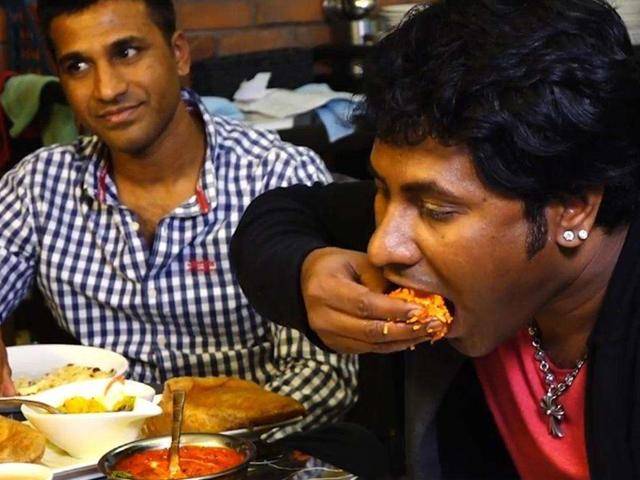印度人总是用手抓饭吃，使用餐具不好吗？2个原因一针见血