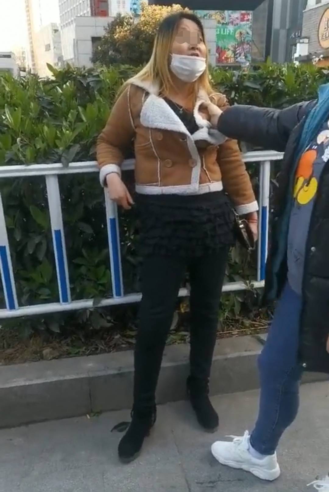 合肥女子以影响市容为由踢翻乞讨老人的碗丑陋外表下是更丑的心