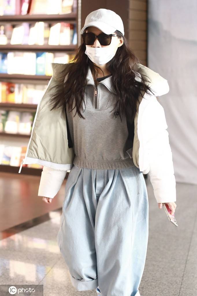 "表情包女孩"金靖,运动风穿搭潮感十足
