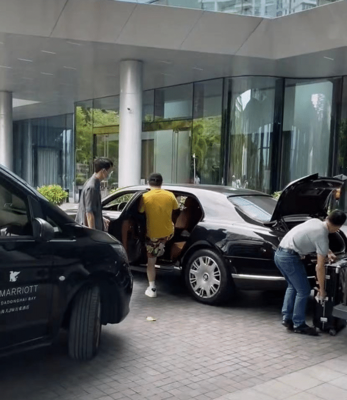 影帝黄渤三亚度假坐1000万豪车炫富,穿着拉风派头足,网友:"真有钱".