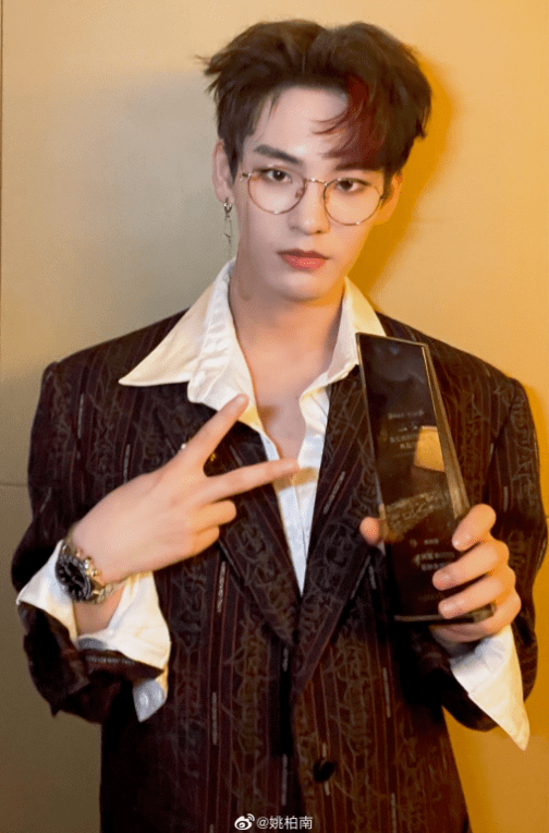 姚明明与女友接吻视频流出,吻技之好令人称赞,网友:建议开个班