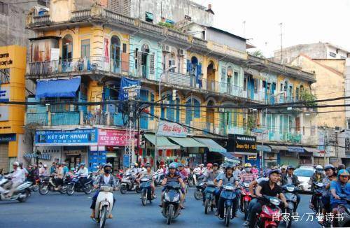 越南一大街头奇景：打捆人民币摆在路边，不怕被人抢吗？