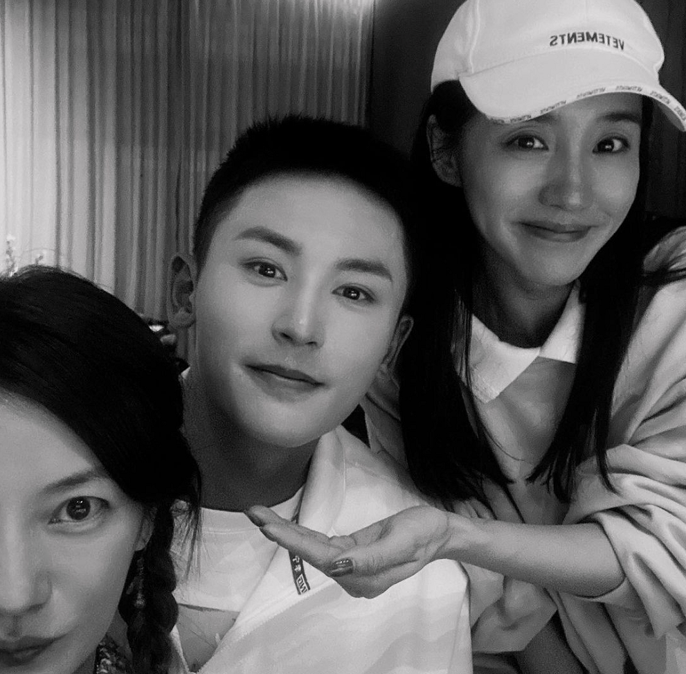 赵薇谈签约张哲瀚原因,大赞对方演技好抑郁气质独特,相处如朋友