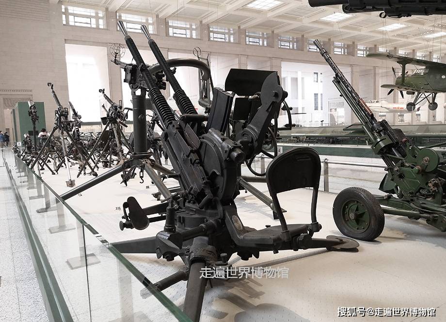 法国造哈奇开斯132毫米双联高射机枪局部细节