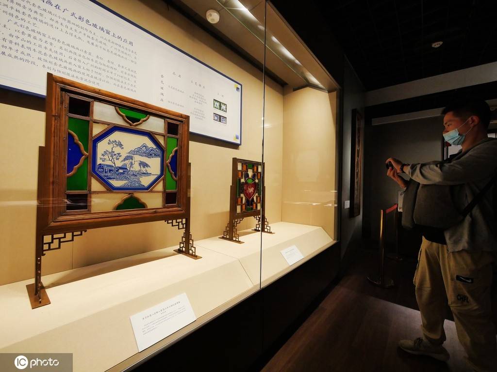 广州博物馆展出400多件广式彩色玻璃窗