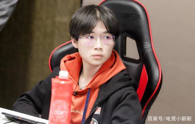 而fly却是和战队老板关系"闹僵"了,而且fly和队伍还签了长约的,所以