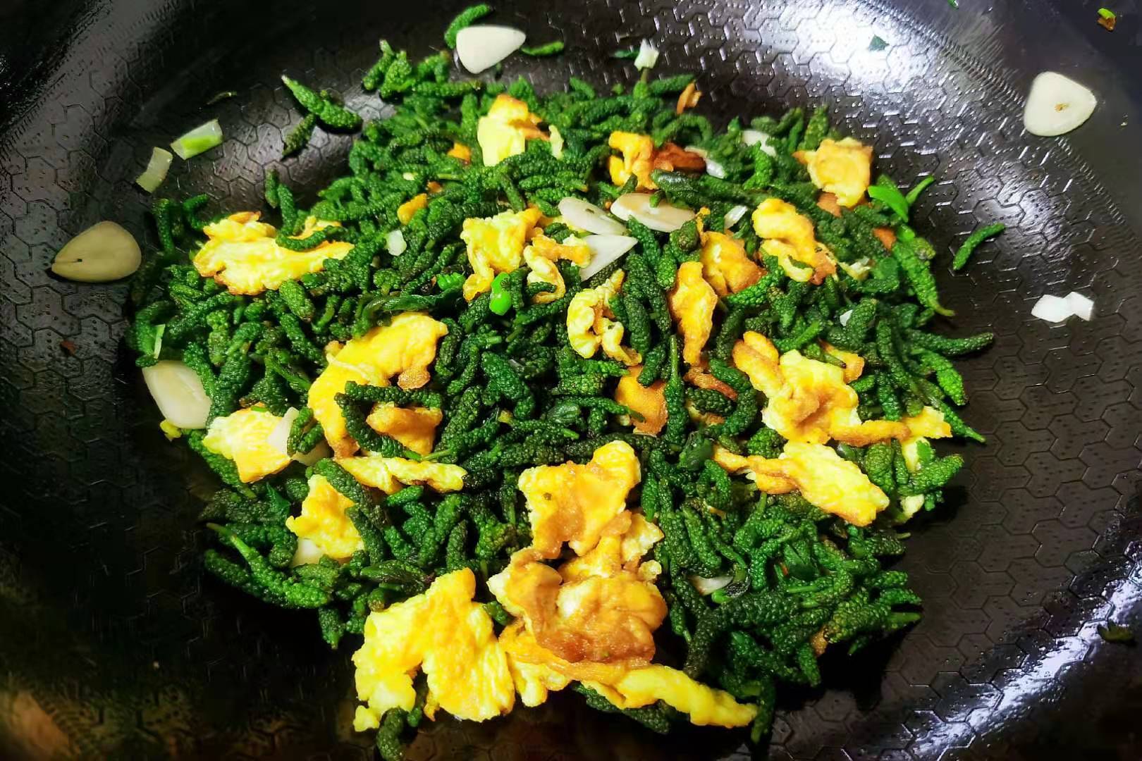 春天一种毛毛虫野菜和鸡蛋简单一炒春天的味道全在嘴里