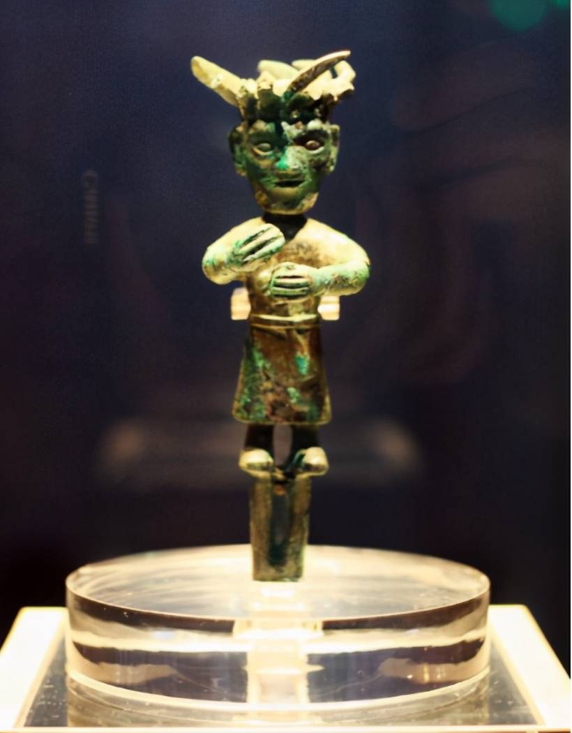 三星堆文明消失之谜,如今发现蛛丝马迹,与青铜人像发型有关