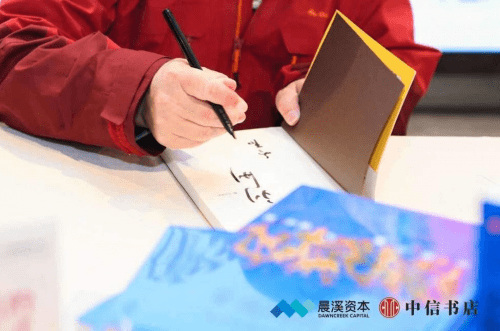 刘刚老师和李冬君老师为现场观众签名现场嘉宾表示,在本次活动中与