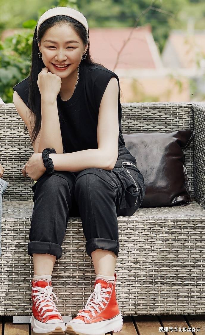 想不到金靖这么时髦穿牛仔裤卷起来一边高一边低配白袜真抢镜