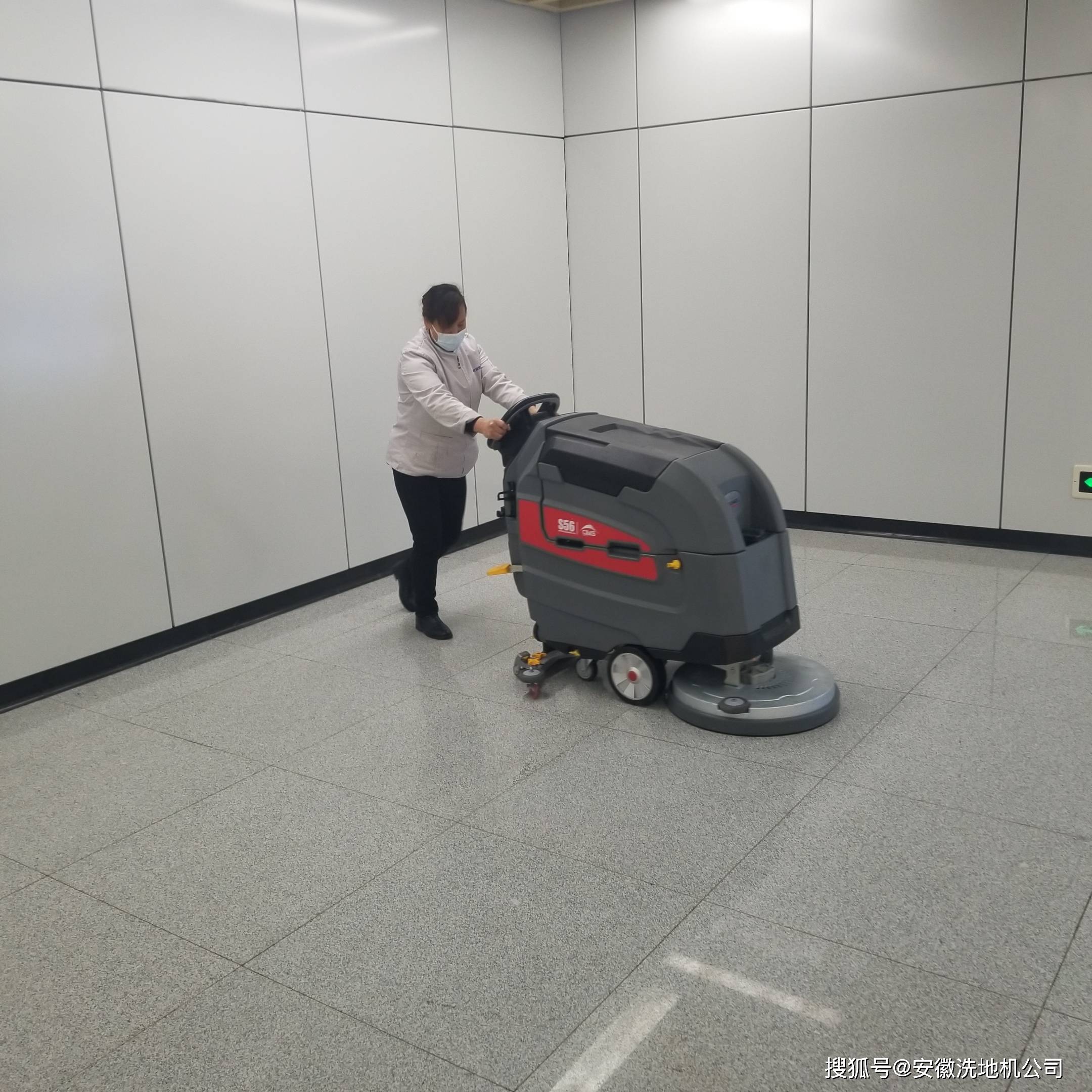 时间一般是7:00-2:00,2点结束后,员工会对酒吧进行大扫除,清洁区域有