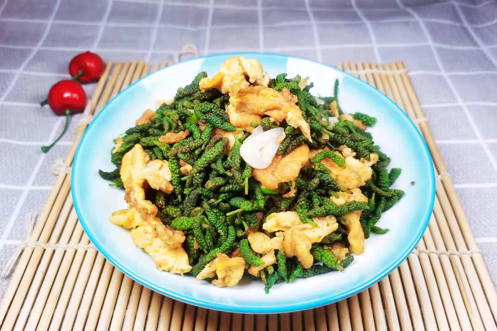 春天一种毛毛虫野菜和鸡蛋简单一炒春天的味道全在嘴里