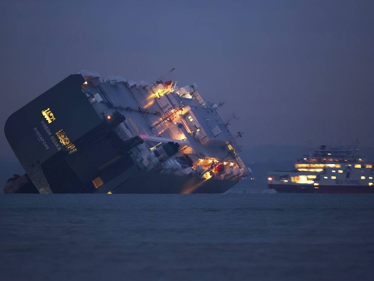 本週二上午,臺灣長榮海運集團的超大型貨櫃輪長賜號(ever given)在