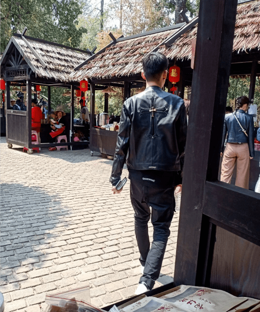 偶像派演员张翰现身云南腾冲古寨穿黑色套装被赞背影超帅