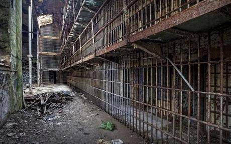 好处而得到睁只眼闭只眼的特权外, 监狱管理人员也在从事地下黑市生意