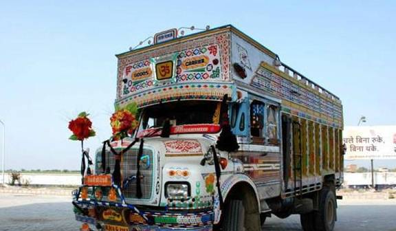 为什么印度喜欢把货车，打扮得像“新娘”一样？网友：花里花哨